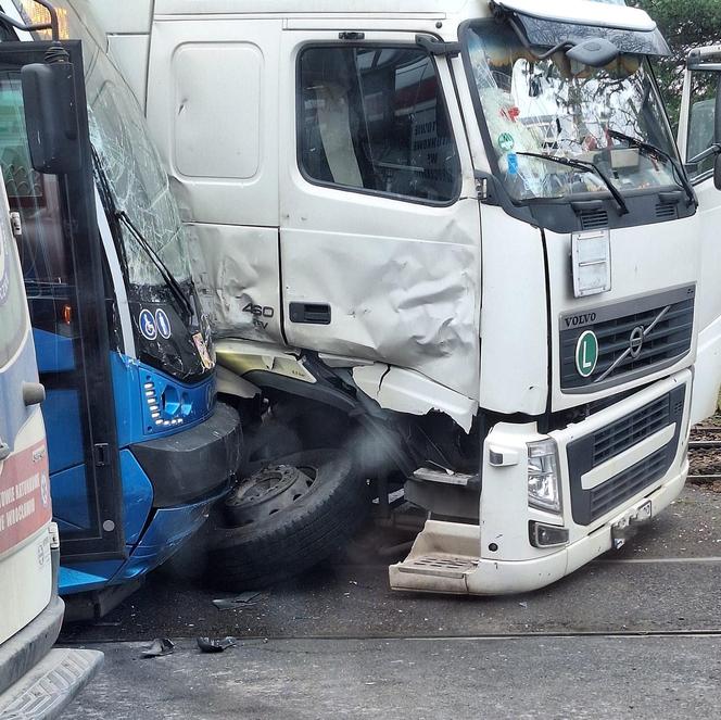 Poważny wypadek we Wrocławiu. Ciężarówka zderzyła się z tramwajem na ul. Tarnogajskiej 