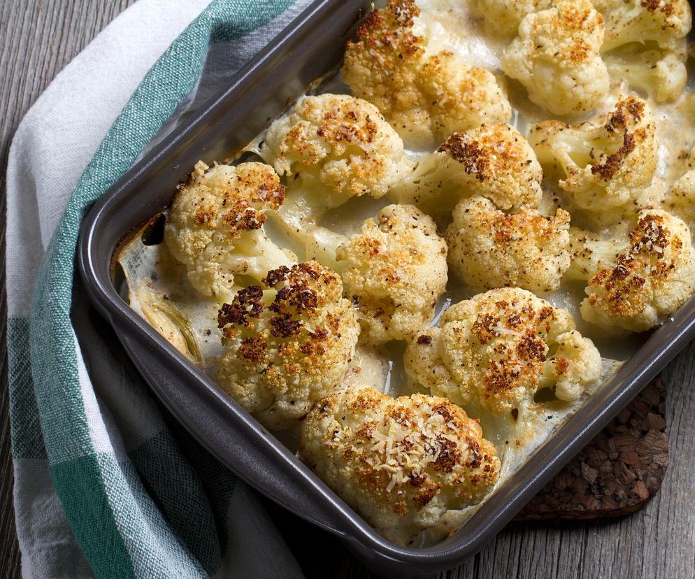Kalafior zapiekany z sosem serowym: przepis na obłędnego kalafiora
