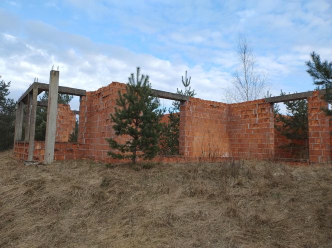 Tajemniczy opuszczony obiekt w Postołowie na Pomorzu. Wybudowano 144 krypty i nie dokończono budowli 