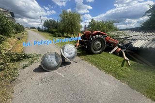 48-latek z 8 promilami prowadził traktor! Najpierw wjechał w drzewo, a potem w szopę 