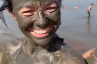 Kasia Cichopek wysmarowała piersi błotem. „W trosce o zdrowie” 