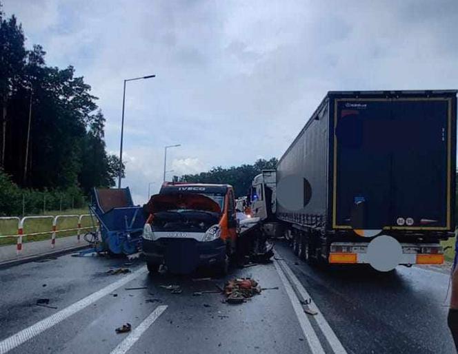 Zderzenie 5 samochodów na zjeździe z A4, jedna ofiara śmiertelna