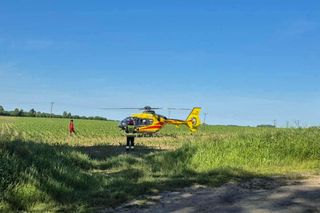Jechali na obiad do rodziny. Rozbili się na drzewie. Dobrzy ludzie, zawsze pomocni
