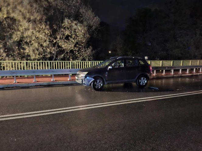 Szalony rajd pijanego kierowcy w Brodach. Uszkodził trzy auta, skończył na drzewie