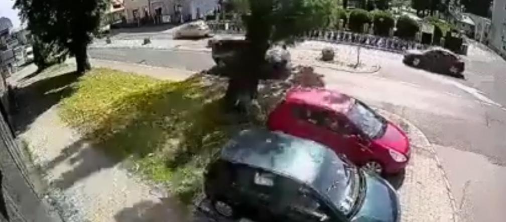 Śląskie Potężne drzewo spadło na jadący samochód
