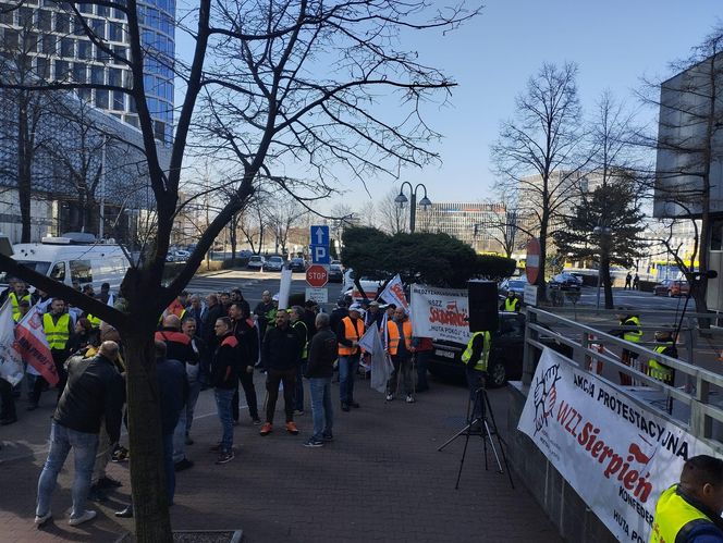 Protest hutników pod Węglokoksem w Katowicach. "Co innego nam mówią, a co innego robią"