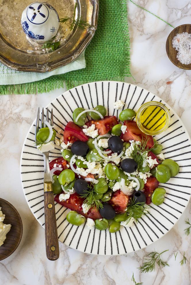 Bób z fetą i pomidorkami - pożywna sałatka z bobem
