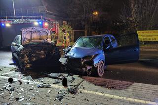 Czołowe zdarzenie dwóch samochodów na ul. Artyleryjskiej w Bydgoszczy! [ZDJĘCIA]