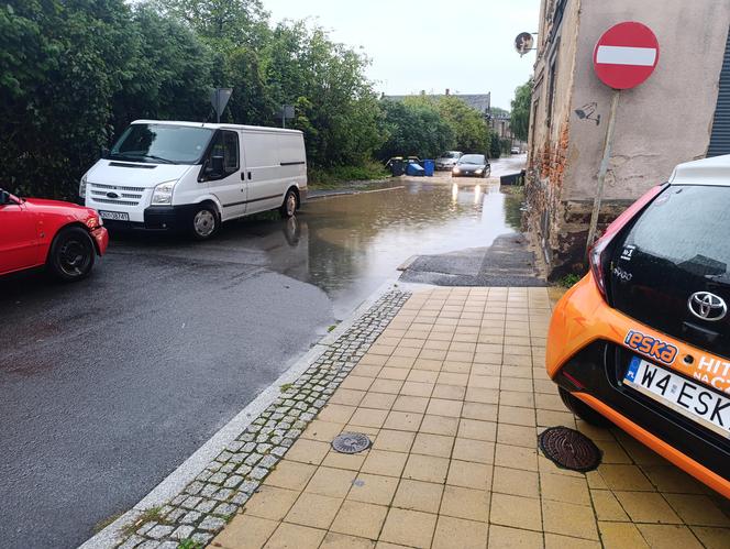 Zagrożenie powodziowe. Głuchołazy. Woda przelała się przez wały. Zalewa miasto