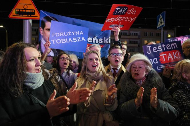 Mieszkańcy Warszawy zebrani pod siedzibą TVP przed debatą przedwyborczą