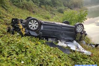 Auto spadło z 20-metrowej skarpy. Niebezpieczny wypadek przy jeziorze Pilchowickim