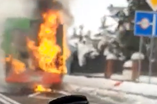 Mysłowice: Spłonął zabytkowy autobus komunikacji miejskiej. Zobacz nagranie i zdjęcia