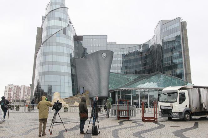 Siedziba TVP jak twierdza. Ustawiają barierki, szykują się na protesty