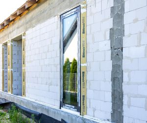 Montaż okien w warstwie ocieplenia. Ciepły montaż stolarki krok po kroku: 29 zdjęć z opisami