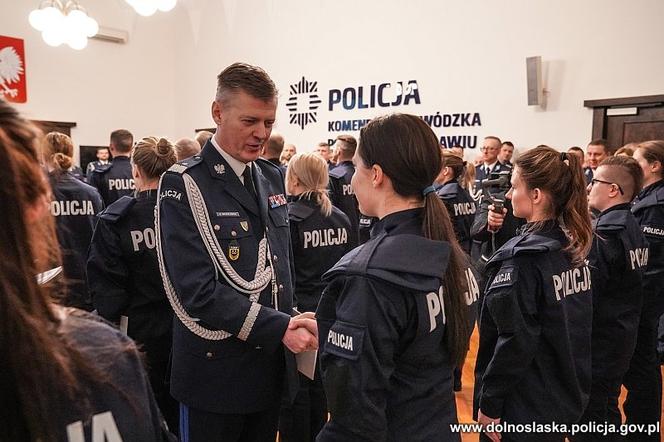 Nowi funkcjonariusze we Wrocławiu. Ponad połowa to policjantki! [ZDJĘCIA]