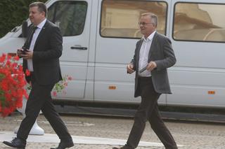 Wyjazd parlamentarzystów PiS na naradę do hotelu w Ożarowie Mazowieckim