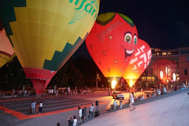 Balony gotowe do startu. Nocny pokaz przed Centrum Spotkania Kultur