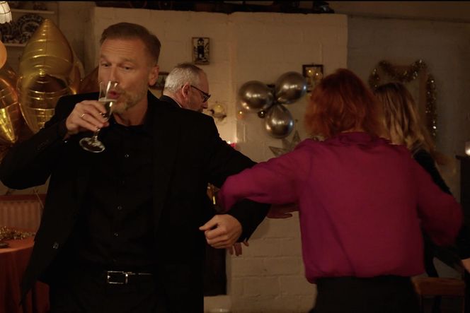 M jak miłość, zabawa sylwestrowa. Werner (Jacek Kopczyński), Andrzej Budzyński (Krystian Wieczorek), pani Ola (Ewa Kolasińska), Sylwia (Hanna Turnau)