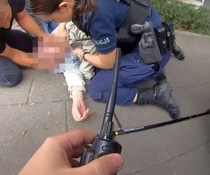 Policjantka ratowała życie 89-latkowi, policjant pobiegł po karetkę. Jest film z tej akcji w Toruniu