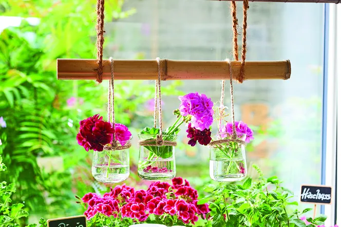 Pożegnaj zwykłe doniczki i wazony. 6 oryginalnych sposobów na eksponowanie kwiatów