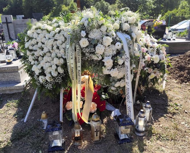Pogrzeb Justyny i Zbigniewa. Ich groby utonęły w białych kwiatach