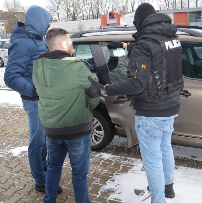 Płock. Nalot policji na "dziuplę"! Mieszkaniec Podolszyc odzyska nissana [ZDJĘCIA]