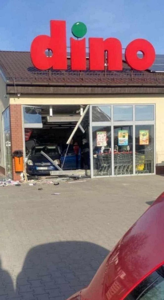 85-latek wjechał toyotą do sklepu. Kasjerka w szpitalu. Wypadek pod Kościanem [ZDJĘCIA]