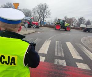 Protest rolników w warmińsko-mazurskim. Setki ciągników zablokowały drogi regionu [ZDJĘCIA]
