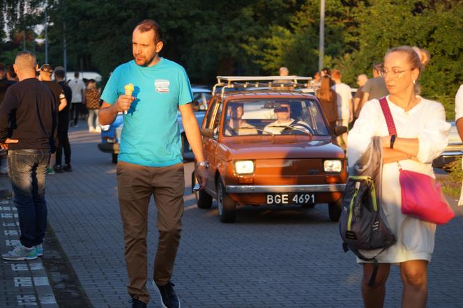 Bydgoskie Klasyki Nocą. Perełki motoryzacji znów zaparkowały obok Torbydu!