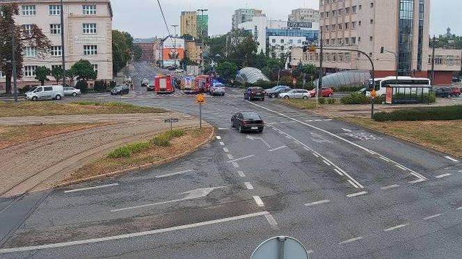 Dachowanie na rondzie Jagiellonów w Bydgoszczy! Kierowca z mandatem [ZDJĘCIA]