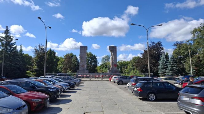 "Szubienice" w Olsztynie znów zniszczone. Sprawcy powinni wstydzić się za wandalizm i... ortografię!