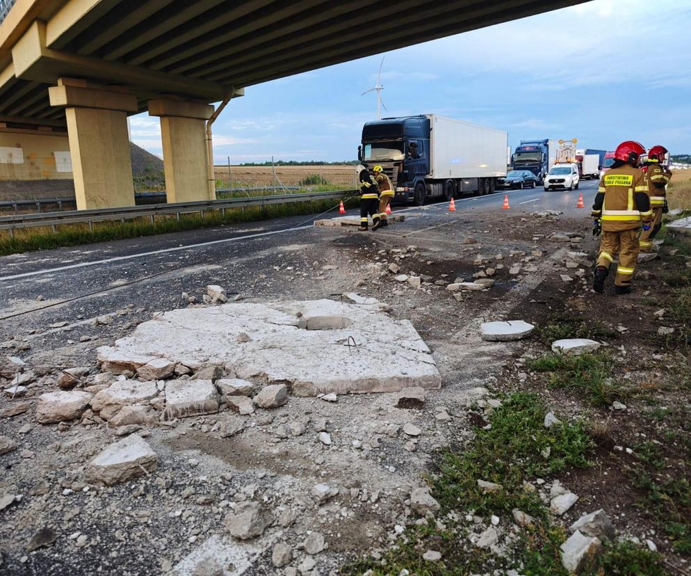  Wypadek na A2 pod Zgierzem. Kierujący tirem uderzył w wiadukt