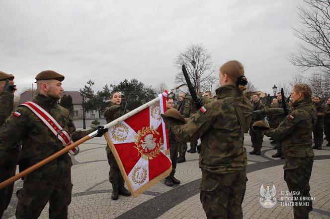 Śląskie: Terytorialsi złożyli w niedzielę przysięgę. Czeka ich trzy lata szkoleń