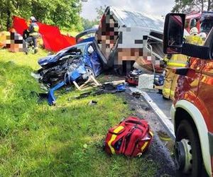 Tragiczny wypadek na DK 25 w Stołcznie. Nie żyje 27-letnia kobieta, pięć osób rannych