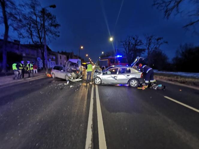 Ogromna kraksa na Fordońskiej w Bydgoszczy! Dwie osoby trafiły do szpitala [ZDJĘCIA]