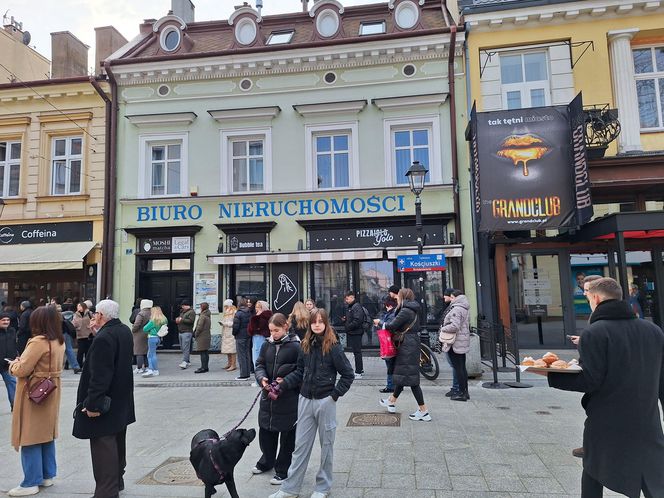 Rzeszowianie tłumnie ruszyli po pączki w Tłusty Czwartek 