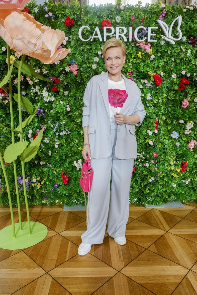 Gwiazdy pozują z butami. Więdłocha ma nową fuchę, Andrzejewicz w ogromnej marynarce, Kostka jak pani wiosna