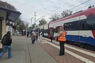 Duże zmiany dla podróżujących koleją pod Warszawą. Uruchomiono zastępczą komunikację autobusową