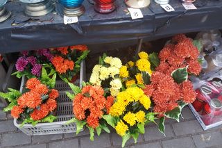 Kwiaty na Wszystkich Świętych. Te wiązanki, chryzantemy i stroiki będą pięknie prezentować się na cmentarzu