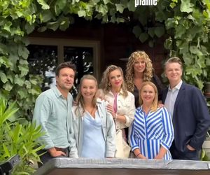 Przyjaciółki, 26 sezon. Gabi (Edyta Herbuś), Inga (Małgorzata Socha), Anka (Magdalena Stużyńska), Patrycja (Joanna Liszowska), Andrzej (Adam Adamonis), Borys (Piotr Stramowski)