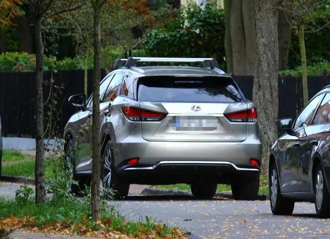 K. Tusk z mężem przenoszą rzeczy z lexusa do innego auta: Córka oddała ojcu samochód