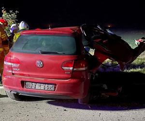 Śmiertelny wypadek pod Poddębicami! 45-latek zginął w zmasakrowanym volkswagenie [ZDJĘCIA]