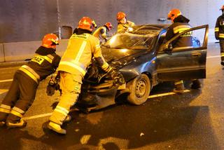 Wypadek tuż przy POW! Kierowca odbił się od barierek 