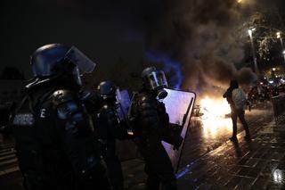 Francja płonie! Wielki atak na policję, dziesiątki rannych