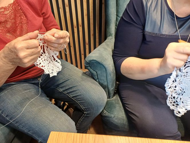 Szydełkowe babki z Ostrzeszowa. Dziergają w miejscach publicznych i ... zarażają pasją!