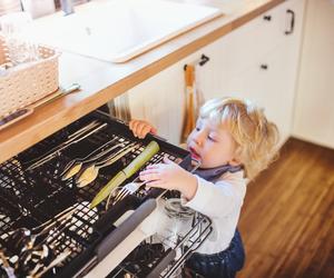 Zabezpieczenia kuchennych szafek przed małym dzieckiem – zasady i pomocne gadżety