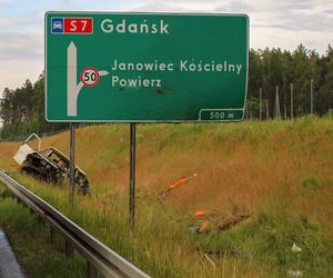 Dwóch mężczyzn nie żyje, kilku zostało rannych! Potworny wypadek busa na S7. Auto zostało zmasakrowane