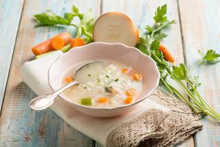 Ryżanka: łatwa zupa na rosole