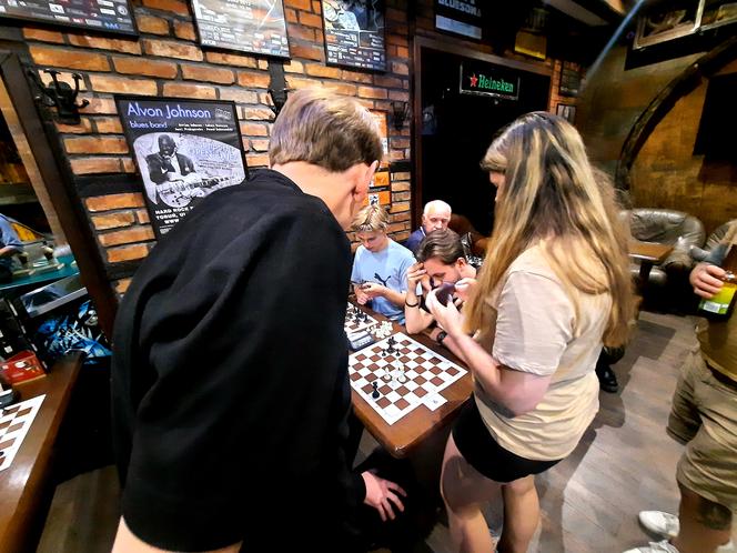 Turnieje szachowe w toruńskim Hard Rock Pubie Pamela to nie tylko partie, ale również niespodzianki