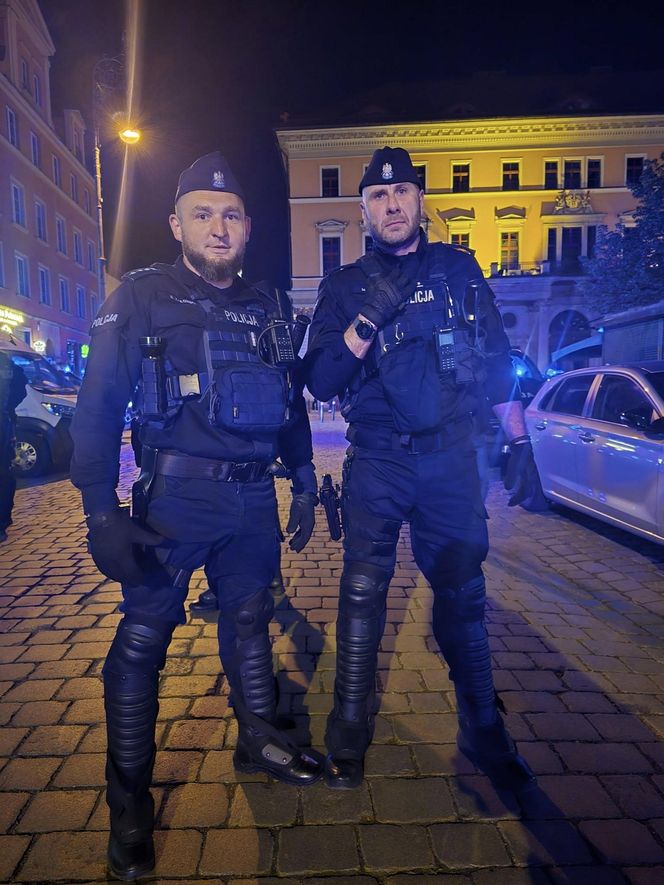 Wrocław. Burdy kibiców na Starym Rynku. Interweniowała policja [ZDJĘCIA].